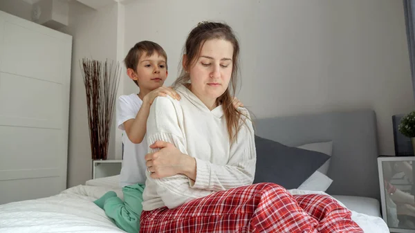 Kis Gondoskodó Fiú Vigasztalja Megnyugtatja Feldúlt Anyját Ágyon Ülve Szerető — Stock Fotó