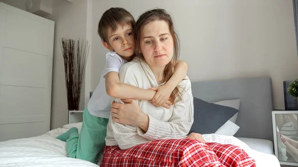 Kochający Opiekuńczy Syn Pocieszający Przytulający Matkę Siedzącą Łóżku Pojęcie Kochającej — Zdjęcie stockowe