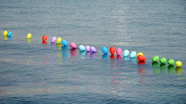 Färgglada Luftballonger Linje Som Flyter Lugn Havsyta — Stockfoto