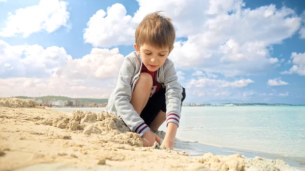 Ένα Χαρούμενο Αγόρι Παίζει Μια Όμορφη Παραλία Παιδική Χαρά Και — Φωτογραφία Αρχείου