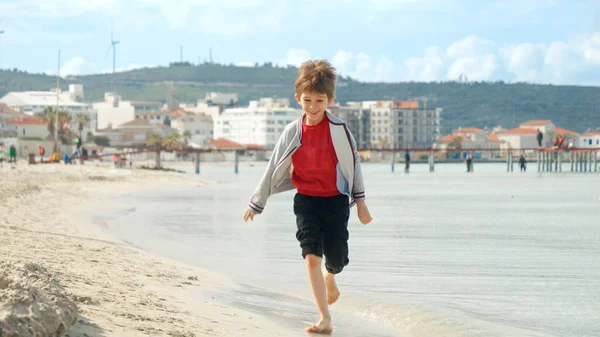 Mladý Chlapec Běží Písečné Pláži Pod Jasnou Slunnou Oblohou Cítí — Stock fotografie