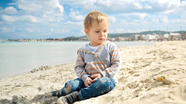 Mały Chłopiec Plaży Bawiący Się Piasku Pojęcie Turystyki Podróży Wakacji — Zdjęcie stockowe
