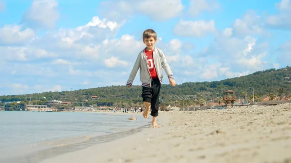 Wesoły Chłopak Biegający Piaszczystej Plaży Morskiej Pojęcie Turystyki Podróży Wakacji — Zdjęcie stockowe