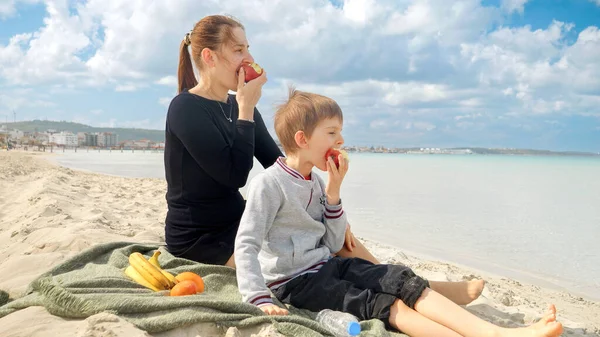 Mujer Feliz Hijo Pequeño Tienen Maravilloso Tiempo Teniendo Picnic Playa —  Fotos de Stock