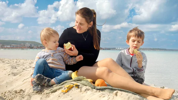 Portret Szczęśliwej Rodziny Dwójką Dzieci Urządzających Piknik Piaszczystej Plaży Morskiej — Zdjęcie stockowe