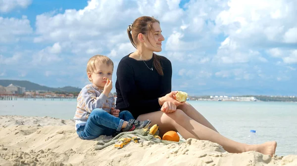 Madre Hijo Disfrutan Día Playa Apreciando Momento Sabor Las Frutas —  Fotos de Stock