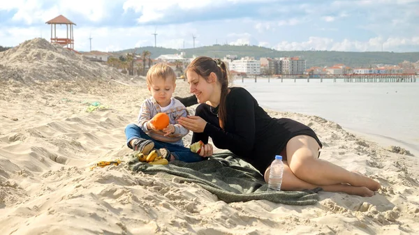 Lindo Bebé Con Madre Relajándose Playa Arena Haciendo Picnic Vacaciones —  Fotos de Stock