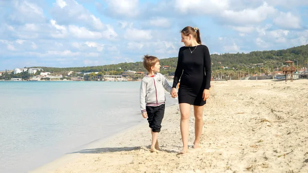 Oğluyla Kumsalda Yürüyüp Konuşan Mutlu Gülümseyen Bir Anne Aile Tatili — Stok fotoğraf