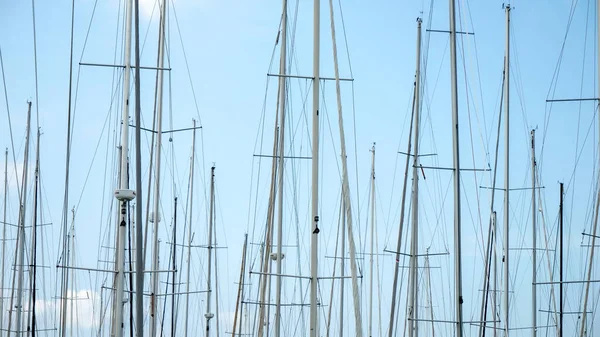 Lotes Iate Alto Mastros Navio Porto Sobre Céu Azul Claro — Fotografia de Stock