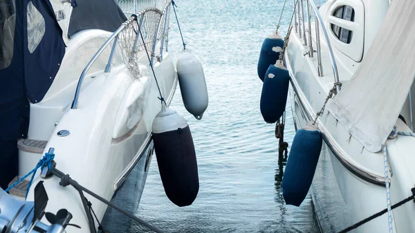 Modern Yat Gemilerde Çamurluklar Şamandıralar — Stok fotoğraf