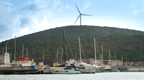 Turbina Eólica Situada Cima Colina Junto Puerto Marítimo Con Yates — Foto de Stock