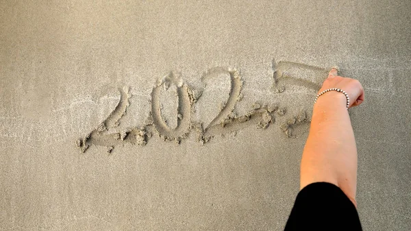 Närbild Ung Kvinna Skriver Nytt 2025 Våt Sand Vid Havet — Stockfoto