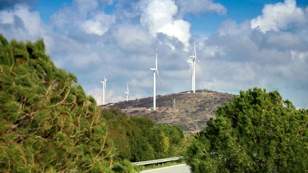 Elektryczne Turbiny Wiatrowe Obracające Się Wysokim Wzgórzu Obok Autostrady Koncepcja — Zdjęcie stockowe