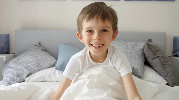 Junge Liegt Bett Öffnet Seine Decke Und Lacht Die Kamera — Stockfoto