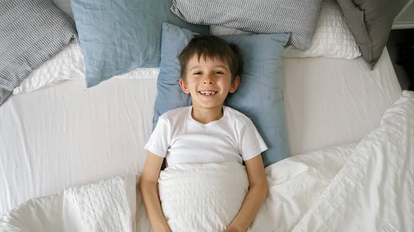 Fröhlicher Kleiner Junge Bett Öffnet Seine Decke Und Lächelt Die — Stockfoto