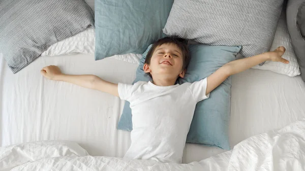 Sevimli Küçük Çocuk Yatakta Uzanıyor Ellerini Uzatıyor Esniyor Çocuk Sabah — Stok fotoğraf