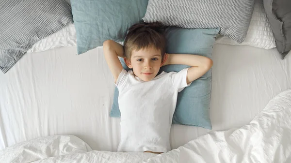 Sevimli Küçük Çocuk Yatakta Uyanıyor Ellerini Uzatıyor — Stok fotoğraf