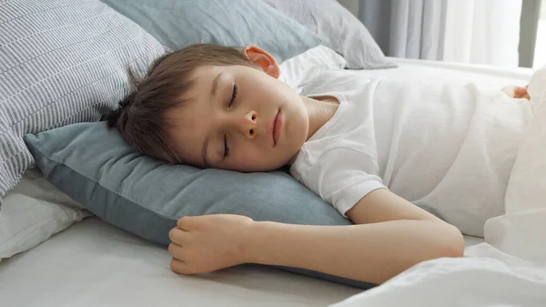 Portret Chłopca Śpiącego Rano Łóżku Nowoczesna Sypialnia Dużym Oknem — Zdjęcie stockowe