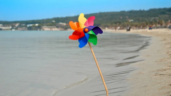 Pinwheel Spins Joyfully Sandy Beach Embodying Essence Summer Holidays Travel — Stock Photo, Image