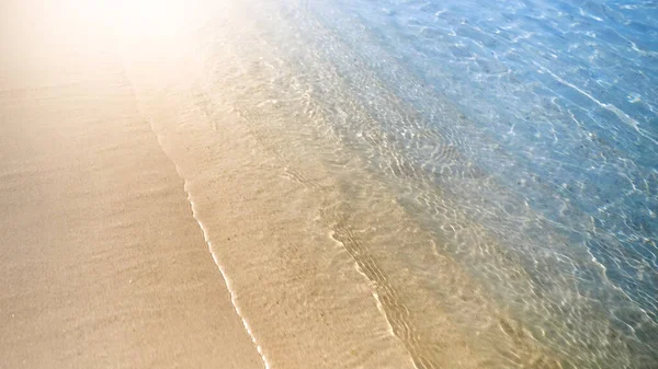 Повільний Рух Камери Літає Над Спокійними Морськими Хвилями Котиться Піщаному — стокове фото