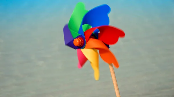 Lebendige Windradwirbel Einem Sandstrand Die Den Unbeschwerten Geist Des Sommerurlaubs — Stockfoto