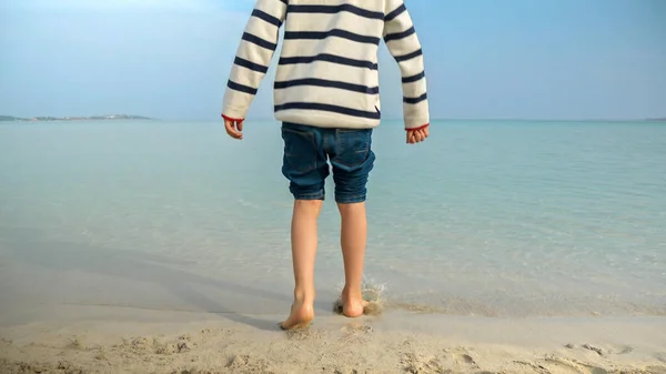Mały Chłopiec Spacerujący Morzu Patrzący Spokojne Turkusowe Fale Oceanu Wakacje — Zdjęcie stockowe