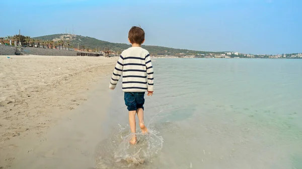 Menino Descalço Correndo Praia Areia Salpicando Água Conceito Crianças Viajando — Fotografia de Stock