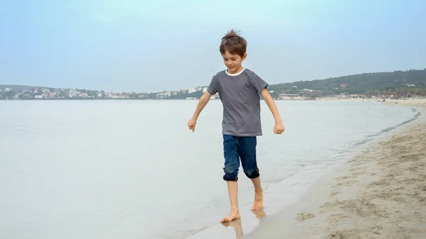 Bosý Chlapec Běží Písečné Pláži Stříkající Vodu Bezstarostný Duch Dětství — Stock fotografie
