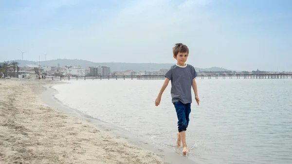 Суть Літніх Канікул Відпусток Босоніж Хлопчик Бігає Фролікає Піщаному Пляжі — стокове фото