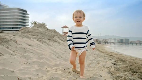 Szczęśliwy Uśmiechnięty Chłopiec Spacerujący Piaszczystej Plaży Morskiej Cieszący Się Letnimi — Zdjęcie stockowe