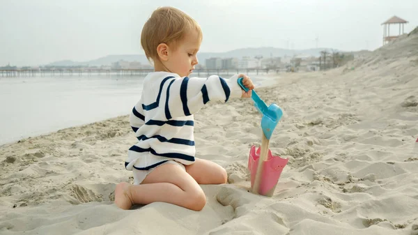 Menino Feliz Desfrutando Tempo Praia Brincando Com Areia Usando Uma — Fotografia de Stock