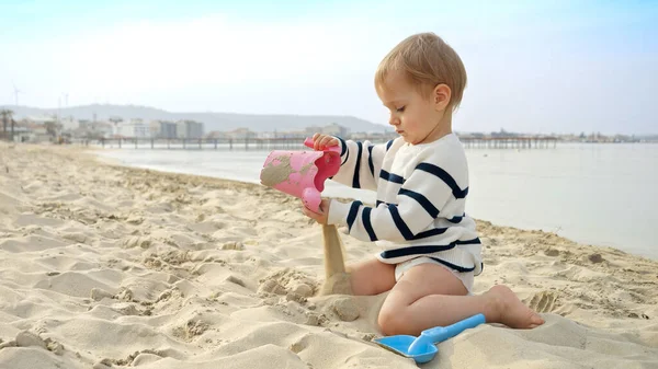 Menino Bonito Brincando Praia Areia Cavando Areia Com Uma Alegria — Fotografia de Stock
