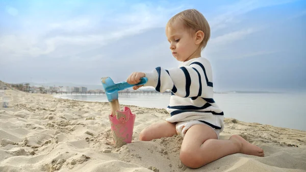 Happy Baby Boy Spelen Met Een Schop Het Zandstrand Tijdens — Stockfoto