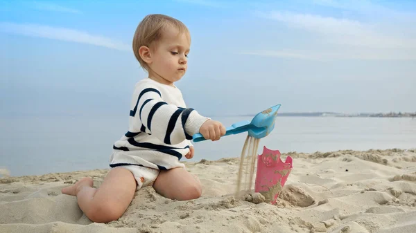 Menino Brincando Praia Areia Com Brinquedos Usando Uma Para Cavar — Fotografia de Stock