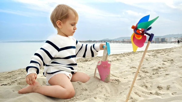 Słodki Chłopczyk Kopiący Piasek Plaży Morskiej Łopatą Radość Szczęście Podróży — Zdjęcie stockowe