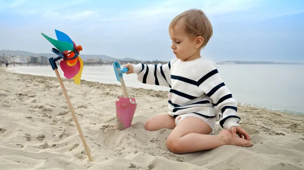 Słodki Chłopczyk Bawiący Się Zabawkami Łopatą Piaszczystej Plaży Morskiej Cieszący — Zdjęcie stockowe