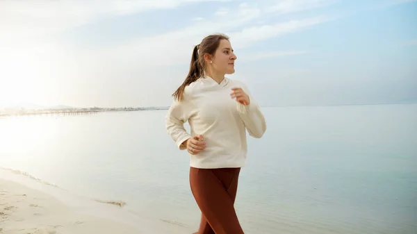 Kadın Koşucu Kumlu Deniz Sahilinde Koşuyor Fitness Egzersiz Fiziksel Aktivite — Stok fotoğraf