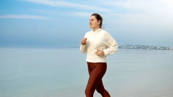 Kumlu Deniz Sahilinde Koşarak Formda Aktif Kalan Genç Bir Kadının — Stok fotoğraf