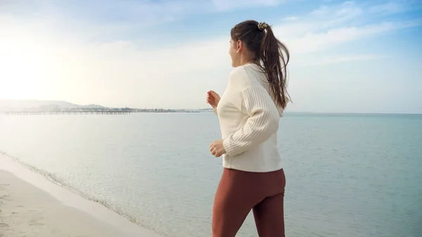 Koncept Sportu Fitness Představovat Mladou Ženu Jogging Písečné Mořské Pláži — Stock fotografie
