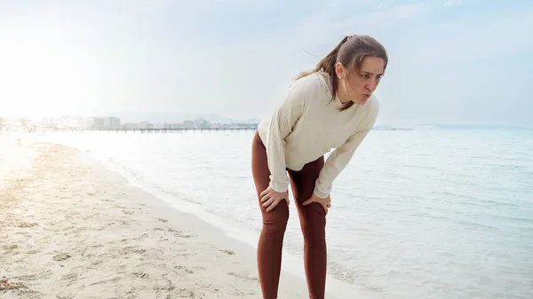 Повільний Рух Молодої Жінки Бігає Піщаному Морському Пляжі Робить Перерву — стокове фото