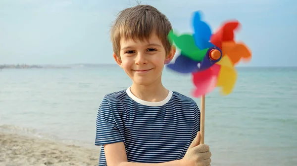 Porträt Eines Glücklich Lächelnden Jungen Der Sandstrand Steht Und Buntes — Stockfoto