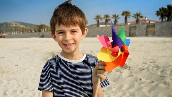 Portret Uśmiechniętego Wesołego Chłopca Kolorowym Spinningiem Piaszczystej Plaży Morskiej Pojęcie — Zdjęcie stockowe
