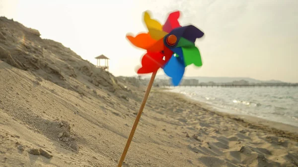 Rüzgar Hafifçe Esiyor Kumlu Bir Plajda Bir Fırıldak Dönüyor Yaz — Stok fotoğraf