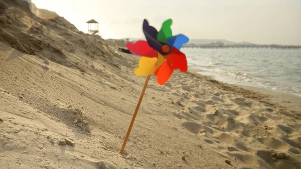Kolorowy Wiatrak Wiruje Wietrze Piaszczystej Plaży Beztroski Duch Podróży Czas — Zdjęcie stockowe