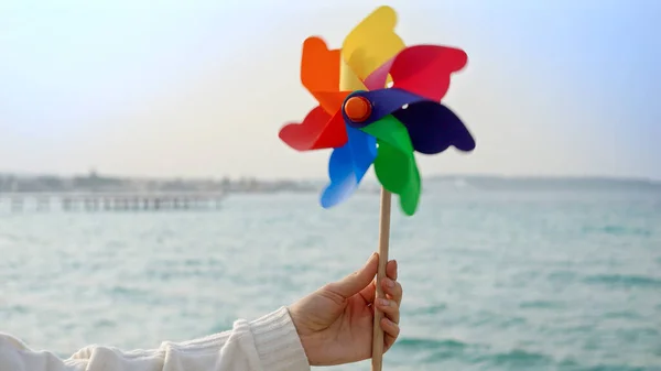 Młoda Kobieta Bawiąca Się Kolorowym Spinningiem Piaszczystej Plaży Morskiej Wakacje — Zdjęcie stockowe