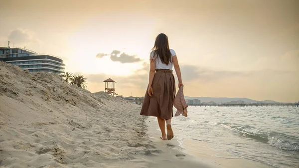 Νεαρή Γυναίκα Μεταξωτό Μαντήλι Που Περπατάει Στην Αμμώδη Παραλία Την — Φωτογραφία Αρχείου