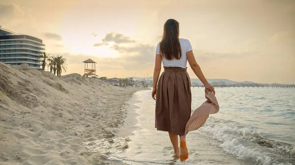 Жінка Насолоджується Відпочинком Піщаному Морському Пляжі Гуляючи Шовковим Шарфом Концепції — стокове фото