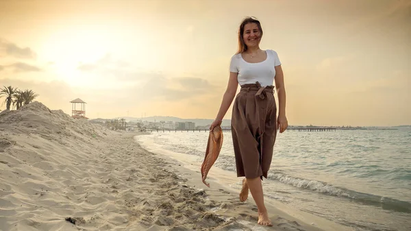 Žena Kráčí Západu Slunce Písečné Pláži Drží Hedvábný Šátek Zachycuje — Stock fotografie