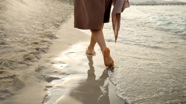 Close Mulher Descalça Andando Sobre Areia Molhada Ondas Mar Praia — Fotografia de Stock