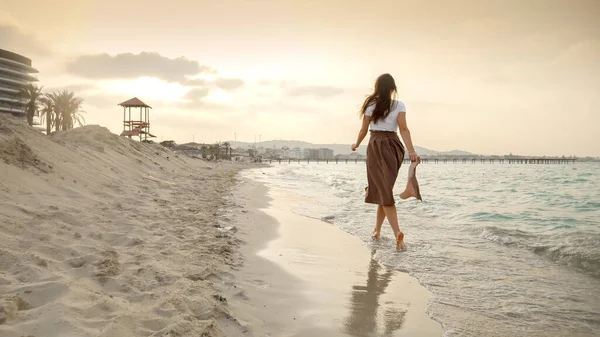 Vista Trasera Elegante Mujer Bruenta Con Pelo Largo Corriendo Playa —  Fotos de Stock